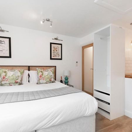 Modern Self Contained Studio Home 첼튼엄 외부 사진