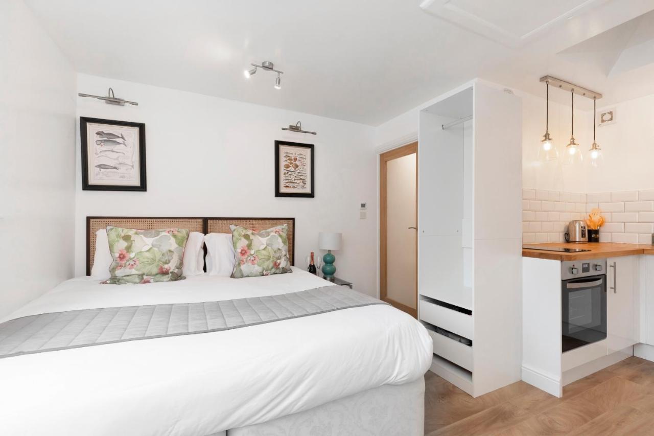 Modern Self Contained Studio Home 첼튼엄 외부 사진