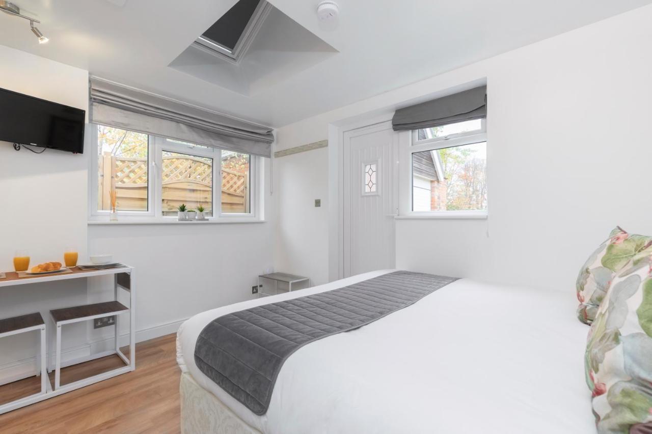 Modern Self Contained Studio Home 첼튼엄 외부 사진
